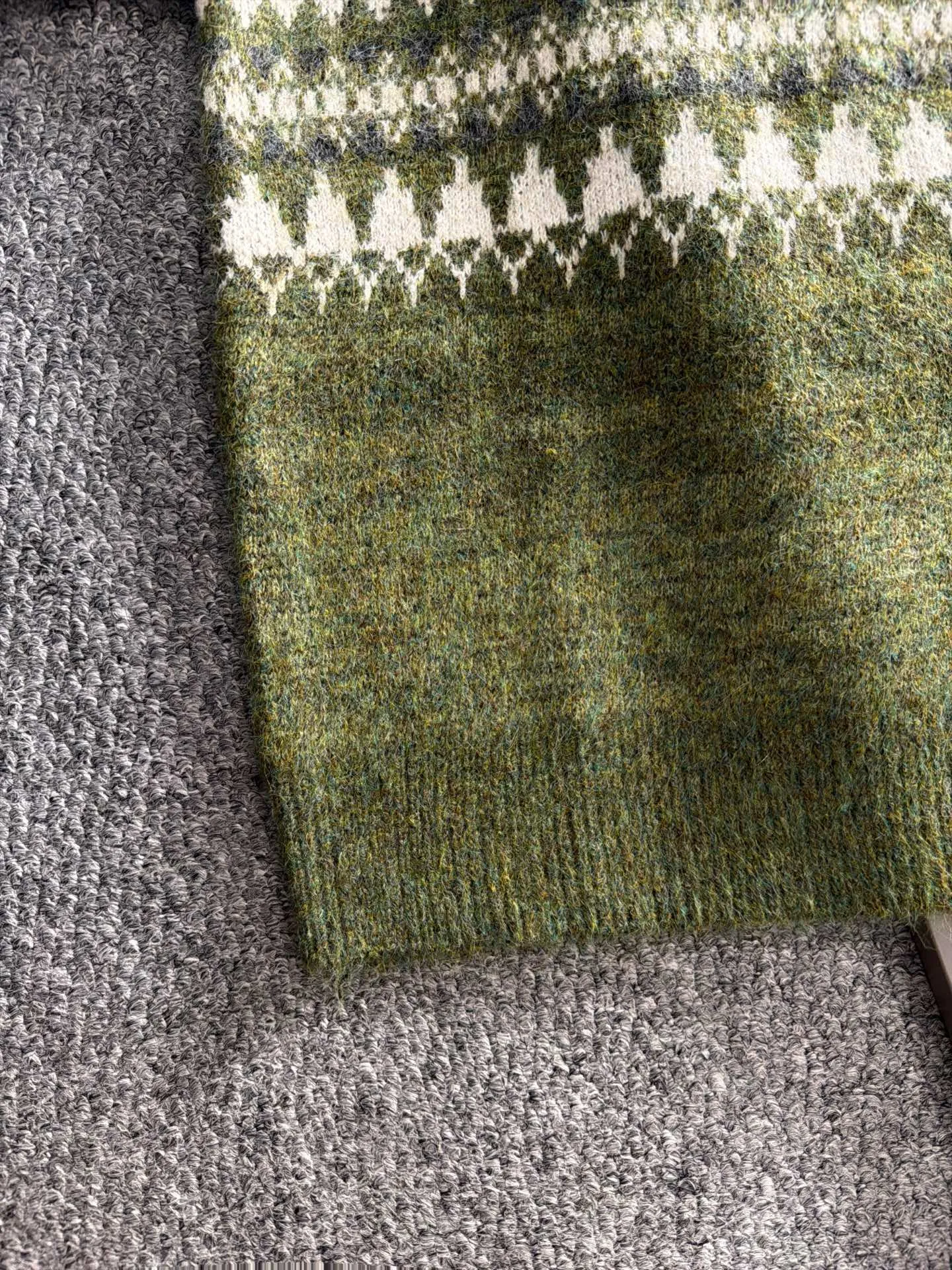 LP Loro Piana's latest sweaters from the official website for fall and winter 2026 are now on sale at the counter for Hot Sale! Specially made of wool blended fabric. It feels comfortable and can be directly in contact with the skin. The logo badge is exquisitely embroidered, which is extremely eye-catching! The details highlight the fashionable charm of big brands. Exquisite workmanship. Three-dimensional cutting style. The wearing effect is invincible and handsome! All three standards are complete! Sizes:M-3XL